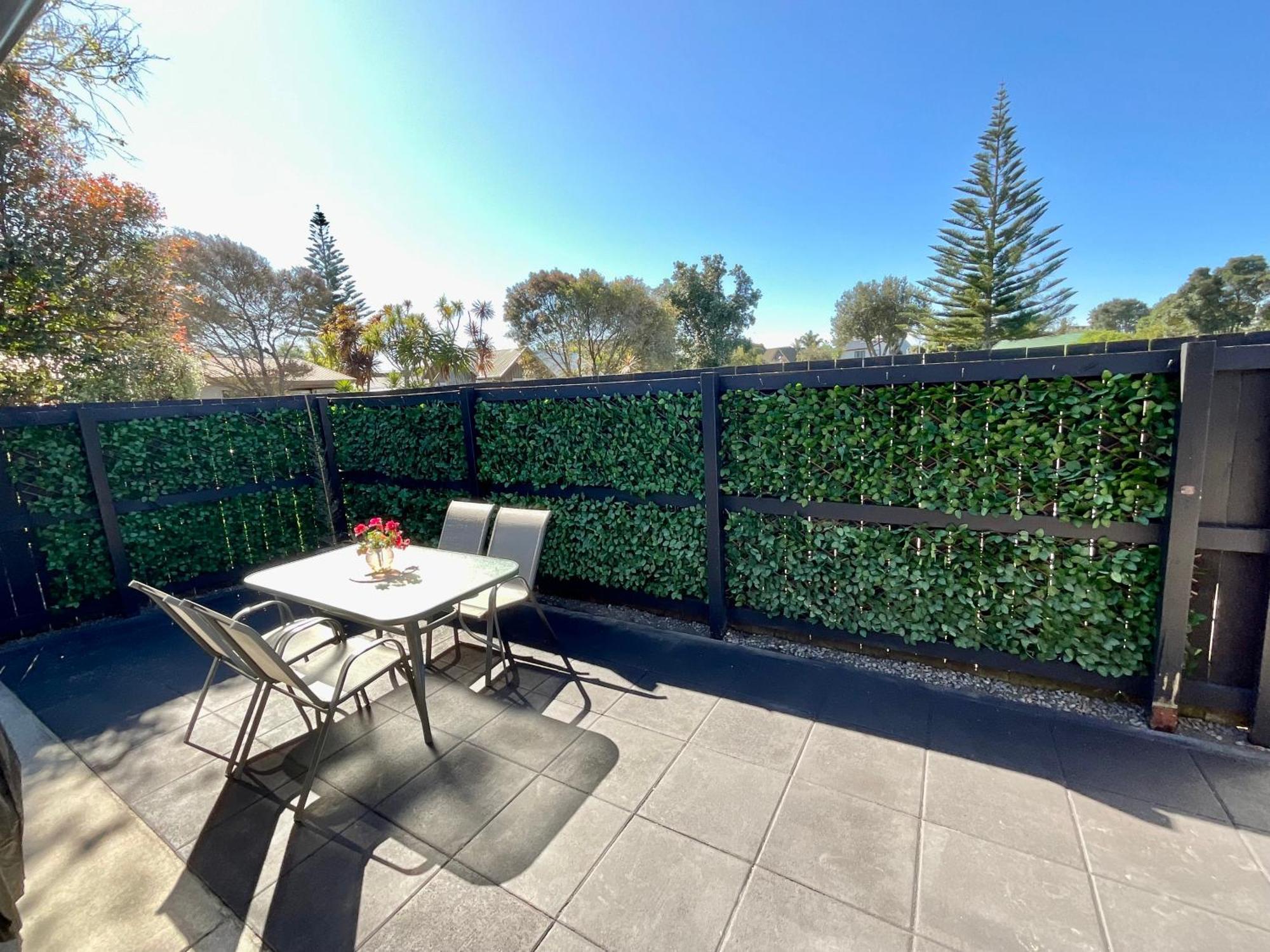 Free-Range On Papmoa Beach Tauranga Exterior photo